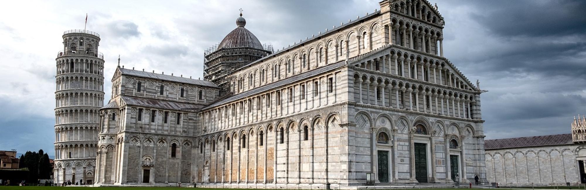 Pisa a Lucca: La facciata del Duomo di Pisa con la torre pendente dietro