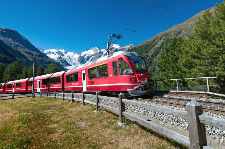 Trenino rosso del Bernina, nei pressi di Tirano, sullo sfondo montagne innevate