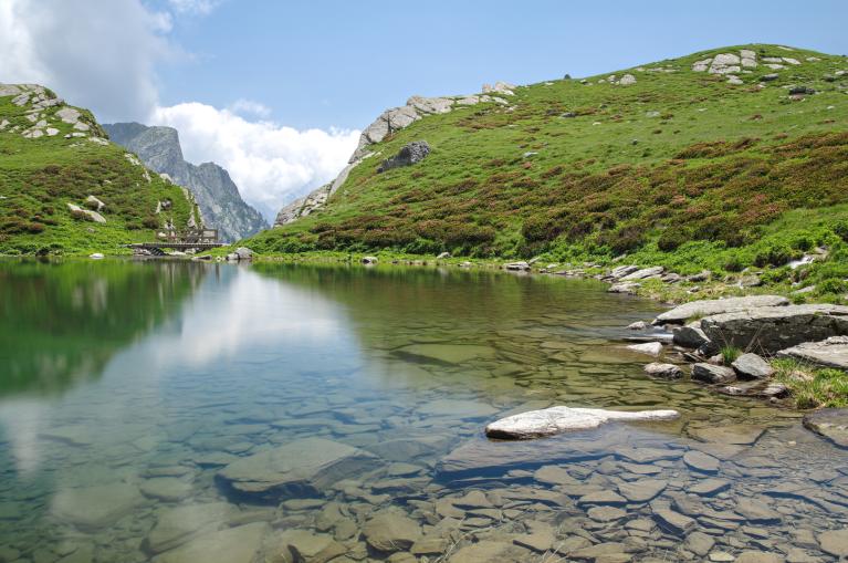 Nei pressi di Piuro, un bacino di acqua lacustre limpido alle pendici delle Montagne in Valtellina